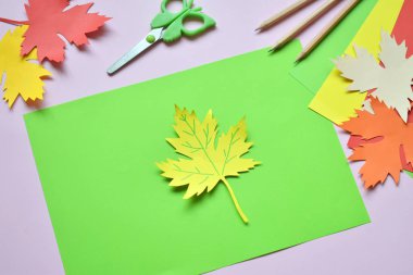 Akçaağaç yaprağı tebrik kartı dekorasyon için kendi elleriyle renkli kağıttan yapım. El yapımı el sanatları. Sonbahar konsepti Merhaba. Çocuk DIY. Kopya alanı