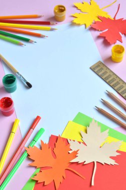 Okul ve aksesuarlar: kalem, boya, cetvel, kağıt akçaağaç yaprağı, hafif bir arka plan için makaslar. Geri okul kavramı. Merhaba sonbahar. El yapımı el sanatları. Çocuk DIY. Düz yatıyordu. Kopya alanı.