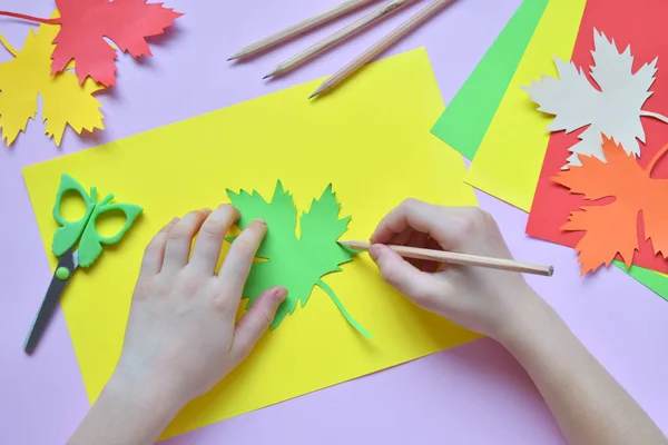 Dokonywanie Liść Klonu Kolorowego Papieru Własnymi Rękami Dekoracji Życzeniami Handmade — Zdjęcie stockowe