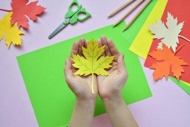 Akçaağaç yaprağı tebrik kartı dekorasyon için kendi elleriyle renkli kağıttan yapım. El yapımı el sanatları. Sonbahar konsepti Merhaba. Çocuk DIY. Uzay kopyalayın. Adım 4. Bitmiş.