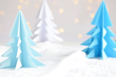 Origami Kağıt beyaz arka plan ve bokeh ışıkları üzerinde 3d Xmas ağacı. Merry Christmas ve yeni yıl kartı. Kağıt sanat tarzı. Uzay kopyalayın. Seçici odak.