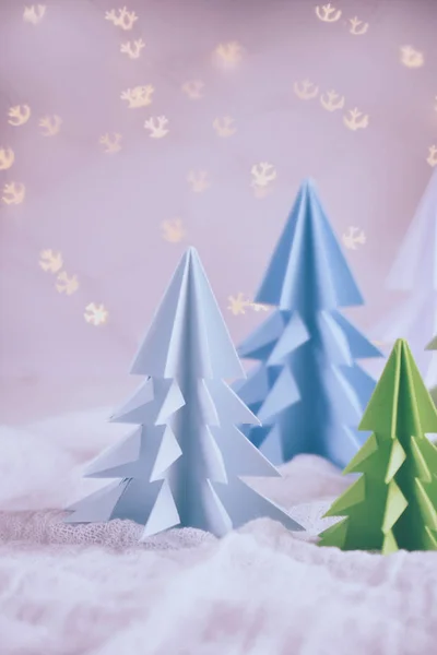 Origami Árbol Navidad Papel Sobre Fondo Blanco Luces Bokeh Feliz — Foto de Stock