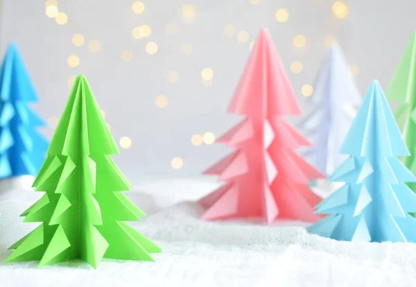 Оригами Xmas Дерево Бумаги Белом Фоне Bokeh Огни Рождеством Новым — стоковое фото