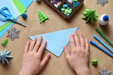 Kağıt dekorasyon veya tebrik kartı yapımı origami 3d Xmas ağacı. Mutlu Noeller ve mutlu yeni yıl. Çocuk DIY kavramı. Kendi ellerinle tatilde el yapımı el sanatları