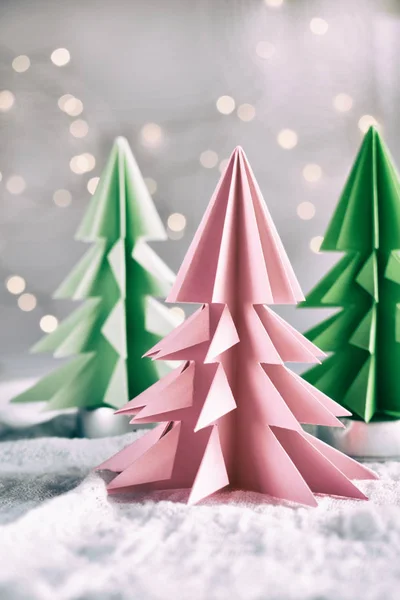 Origami Kağıt Beyaz Arka Plan Bokeh Işıkları Üzerinde Xmas Ağacı — Stok fotoğraf