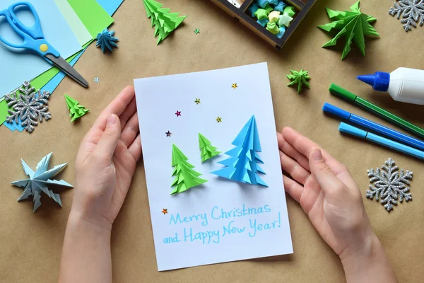Tebrik kartı kağıttan origami 3d Xmas ağacı ile yapım. Mutlu Noeller ve mutlu yeni yıl dekorasyon. Çocuk DIY kavramı. Kendi ellerinle tatilde el yapımı el sanatları