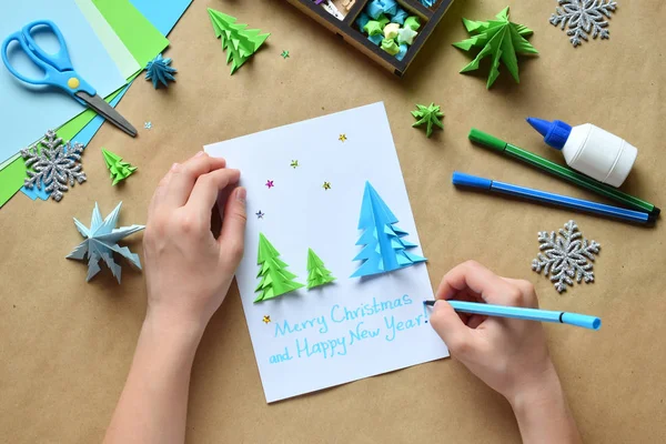 Tebrik kartı kağıttan origami 3d Xmas ağacı ile yapım. Mutlu Noeller ve mutlu yeni yıl dekorasyon. Çocuk DIY kavramı. Kendi ellerinle tatilde el yapımı el sanatları