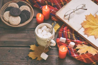 Hatmi, çikolatalı kurabiye ve fıstık bisküvi, paket kakao fincan. Sonbahar sahne. Sonbahar gevşeme, ülke yaşam tarzı, rahatlayın ya da kırsal tatil. Merhaba Eylül, Ekim, Kasım kavramı