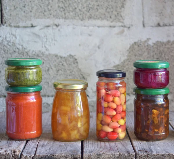 Verscheidenheid Van Geconserveerde Levensmiddelen Glazen Potten Augurken Jam Marmelade Sauzen — Stockfoto