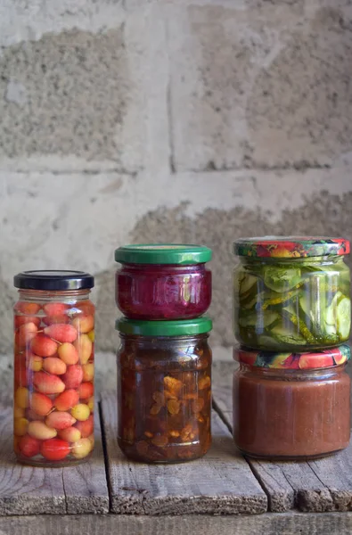 なガラス瓶 ピクルス ジャム マーマレード ソース ケチャップの保存食 野菜や果物を保存します 発酵食品 秋の缶詰 収穫の保全 — ストック写真