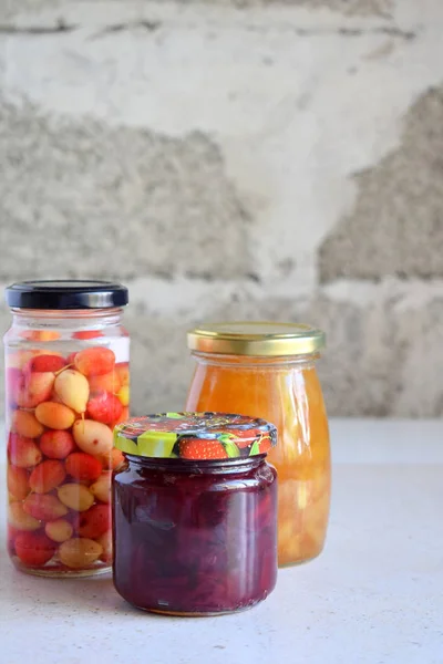 Verscheidenheid Van Geconserveerde Levensmiddelen Glazen Potten Augurken Jam Marmelade Sauzen — Stockfoto