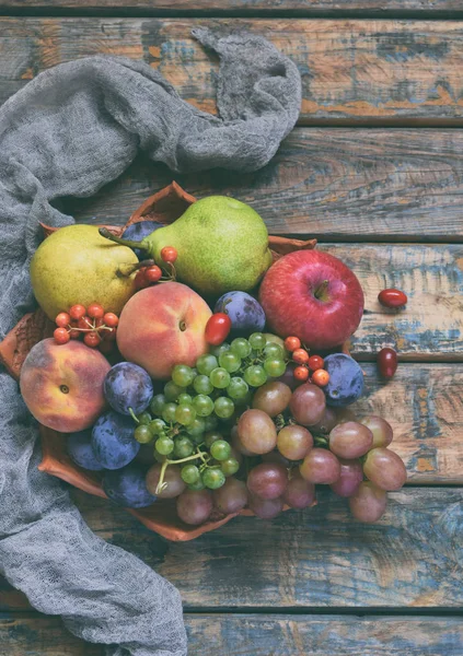 Natura Morta Autunno Ringraziamento Con Frutta Autunno Bacche Sfondo Legno — Foto Stock