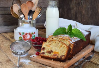 Kuru meyve, Kuru üzüm, kayısı, kiraz ile pasta. Noel için hamur işi. Dilimlenmiş taze pişmiş meyveli kek ve süt. Kahvaltı veya öğleden sonra snack. Metin için yer kopyalayın