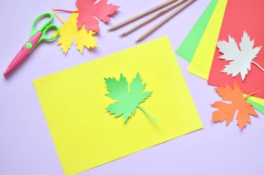 Akçaağaç yaprağı tebrik kartı dekorasyon için kendi elleriyle renkli kağıttan yapım. El yapımı el sanatları. Sonbahar konsepti Merhaba. Çocuk DIY. Uzay kopyalayın. Adım 1. Daire şablonu