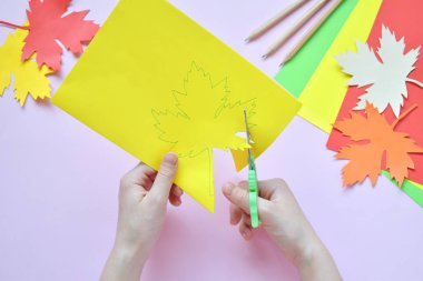 Akçaağaç yaprağı tebrik kartı dekorasyon için kendi elleriyle renkli kağıttan yapım. El yapımı el sanatları. Sonbahar konsepti Merhaba. Çocuk DIY. Uzay kopyalayın. Adım 2. Yaprak kesmek