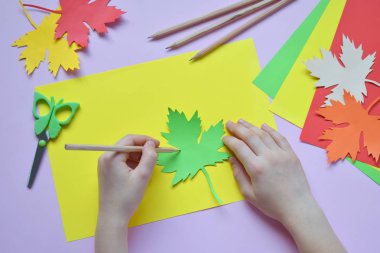Akçaağaç yaprağı tebrik kartı dekorasyon için kendi elleriyle renkli kağıttan yapım. El yapımı el sanatları. Sonbahar konsepti Merhaba. Çocuk DIY. Uzay kopyalayın. Adım 1. Daire şablonu