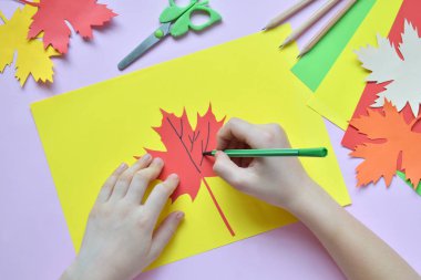 Akçaağaç yaprağı tebrik kartı dekorasyon için kendi elleriyle renkli kağıttan yapım. El yapımı el sanatları. Sonbahar konsepti Merhaba. Çocuk DIY. Uzay kopyalayın. Adım 3. Yaprak damarları çizmek.