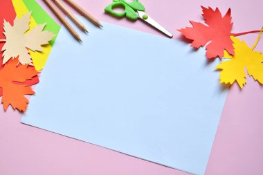 Akçaağaç yaprağı tebrik kartı dekorasyon için kendi elleriyle renkli kağıttan yapım. El yapımı el sanatları. Sonbahar konsepti Merhaba. Çocuk DIY. Kopya alanı