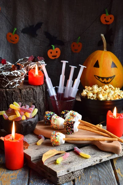 Halloween Trik Nebo Ošetřovat Stranou Vynikající Sladkosti Dýně Dřevěné Pozadí — Stock fotografie