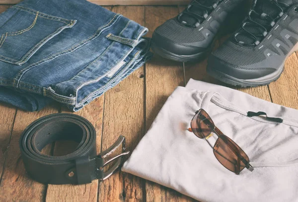 Mäns Casual Outfits Män Skor Kläder Och Tillbehör Trä Bakgrund — Stockfoto