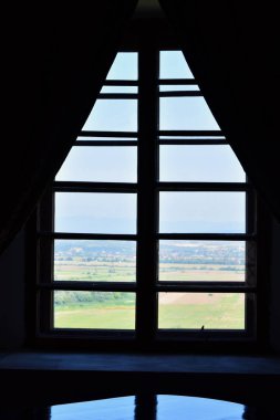 Eski pencere perde. Bir antik taş binada yer.