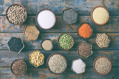 Gluten free kavramı. Tahıl, tahıllar ve pişirme için tohum. Darı, quinoa, Mısır, buğday, pirinç, amaranth, nohut, Hindistan cevizi chia soya yulaf mercimek sağlıklı gıda üstten görünüm