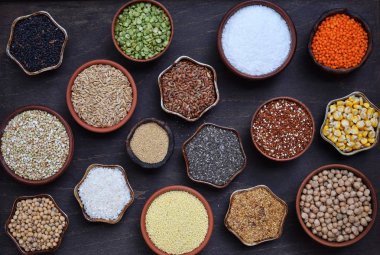 Gluten free kavramı. Tahıl, tahıllar ve pişirme için tohum. Darı, quinoa, Mısır, buğday, pirinç, amaranth, nohut, Hindistan cevizi chia soya yulaf mercimek sağlıklı gıda üstten görünüm