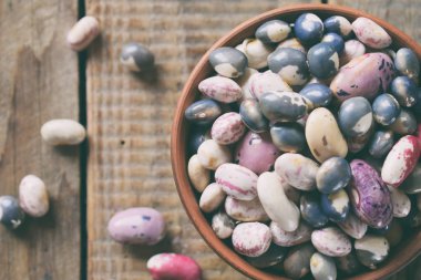 Genç baklagiller ve fasulye bir kil kase renklerde ve farklı çeşitlerin ürün yelpazesine. Çiğ gıda. Sağlıklı beslenme kavramı. Seçici odak.