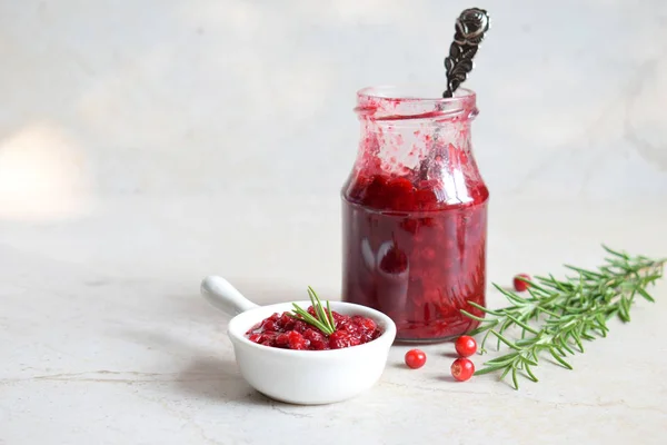 Bekend Saus Met Rozemarijn Kokos Suiker Cranberry Confiture Pittige Bessen — Stockfoto