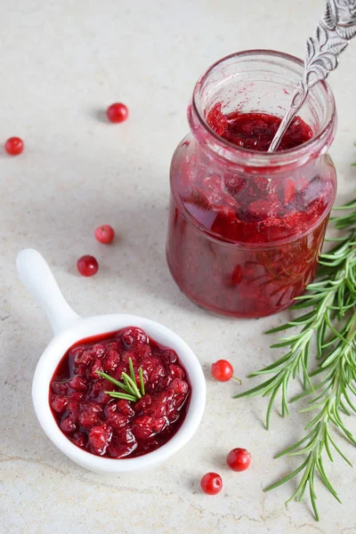 Bekend Saus Met Rozemarijn Kokos Suiker Cranberry Confiture Pittige Bessen — Stockfoto