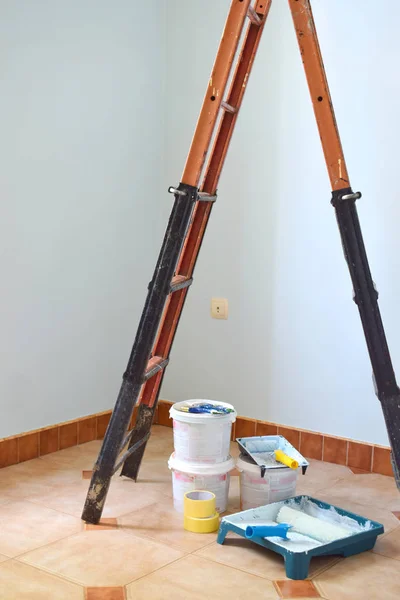 Freshly Painted Light Blue Room Painting Equipments Home Ladder Painting — Stock Photo, Image