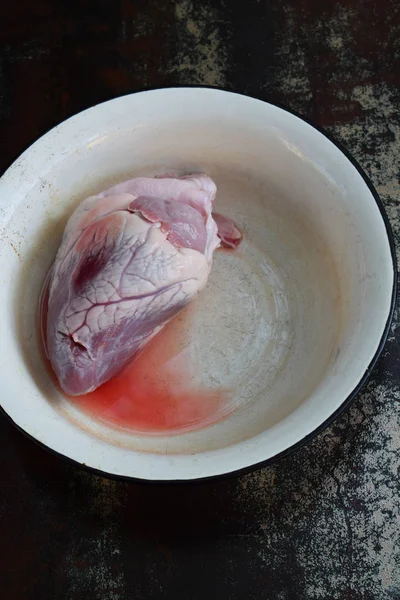 Jantung Dalam Mangkuk Logam Sebelum Dimasak Dengan Latar Belakang Hitam — Stok Foto