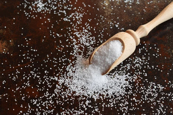 Meersalz Fein Gemahlen Einem Kochlöffel Auf Schwarzem Hintergrund Verstreut — Stockfoto