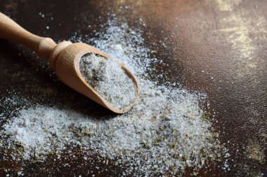 Ayurvedik bitkisel tahta kaşık tuz. Aromatik bitki - biberiye kekik, adaçayı, Mercanköşk, fesleğen, kekik, nane, defne yaprağı ile deniz tuzu. Kopya alanı.