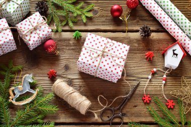 Hediye. Noel hediye kutusu, ambalaj kağıdı, festival dekorasyon ve köknar ağacı dalı ile kompozisyon. Tatil için hazırlık. Mutlu Noeller ve mutlu yeni yıl kavramı