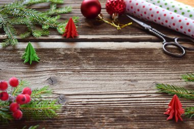 Hediye. Noel hediye kutusu, ambalaj kağıdı, festival dekorasyon ve köknar ağacı dalı ile kompozisyon. Tatil için hazırlık. Mutlu Noeller ve mutlu yeni yıl kavramı