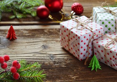 Hediye. Noel hediye kutusu, ambalaj kağıdı, festival dekorasyon ve köknar ağacı dalı ile kompozisyon. Tatil için hazırlık. Mutlu Noeller ve mutlu yeni yıl kavramı