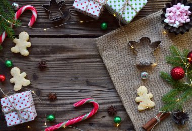 Tanımlama bilgileri, festival dekorasyon, zencefilli baharat, şekerleme, şeker ve köknar ağacı dalı ile Noel kompozisyon. Pişirme tatil için hazırlık. Yeni yıl, Xmas kavramı. Kopya alanı ile üstten görünüm