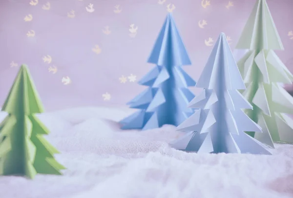 折纸3D 圣诞树从纸上白色背景和散景灯 圣诞快乐 新年贺卡 纸艺风格 复制空间 选择性聚焦 — 图库照片