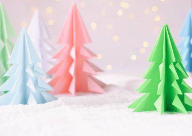Origami Kağıt beyaz arka plan ve bokeh ışıkları üzerinde 3d Xmas ağacı. Merry Christmas ve yeni yıl kartı. Kağıt sanat tarzı. Uzay kopyalayın. Seçici odak.