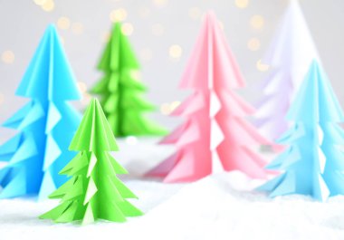Origami Kağıt beyaz arka plan ve bokeh ışıkları üzerinde 3d Xmas ağacı. Merry Christmas ve yeni yıl kartı. Kağıt sanat tarzı. Uzay kopyalayın. Seçici odak.