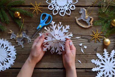 Kağıt kar taneleri kendi elleriyle yapıyor. Çocuk DIY. Merry Christmas ve yeni yıl kavramı. Adım 3. Kar tanesi açın.