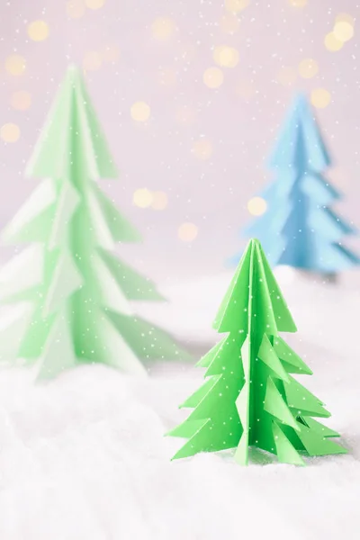折纸3D 圣诞树从纸上白色背景和散景灯 圣诞快乐 新年贺卡 纸艺风格 复制空间 选择性聚焦 — 图库照片