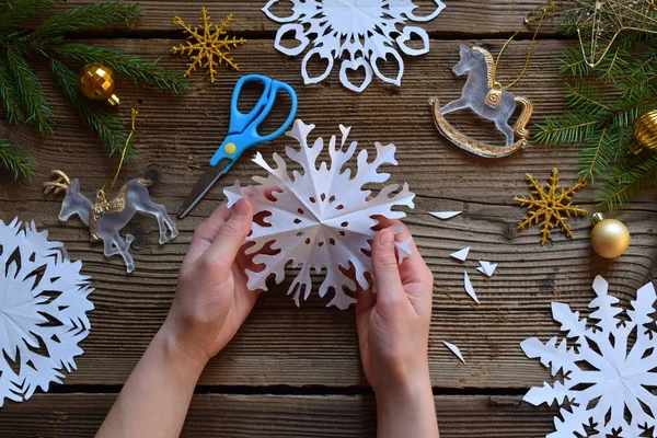 Делать Бумажные Снежинки Своими Руками Children Diy Концепция Рождества Нового — стоковое фото
