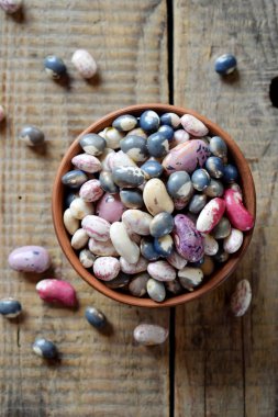 Genç baklagiller ve fasulye bir kil kase renklerde ve farklı çeşitlerin ürün yelpazesine. Çiğ gıda. Sağlıklı beslenme kavramı. Seçici odak.