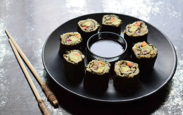 Sushi Coliflor Aguacate Atún Zanahorias Comida Tradicional Asiática Concepto Dieta — Foto de Stock