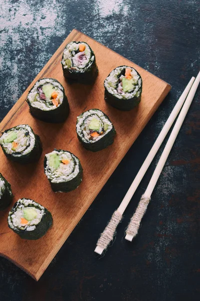 Sushi Coliflor Aguacate Atún Zanahorias Comida Tradicional Asiática Concepto Dieta — Foto de Stock