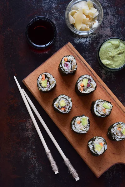 Sushi Coliflor Aguacate Atún Zanahorias Comida Tradicional Asiática Concepto Dieta — Foto de Stock