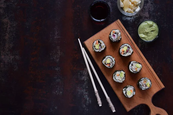 Sushi Dari Kol Alpukat Tuna Dan Wortel Makanan Tradisional Asia — Stok Foto