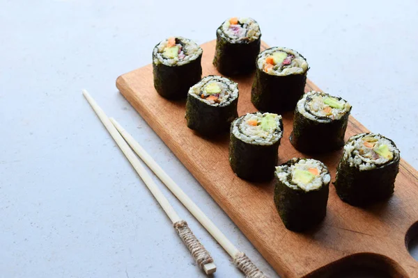 Sushi Dari Kol Alpukat Tuna Dan Wortel Makanan Tradisional Asia — Stok Foto